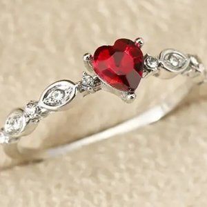 🌺 🌺 🌺 Delicate Red Heart Ring - Size 7